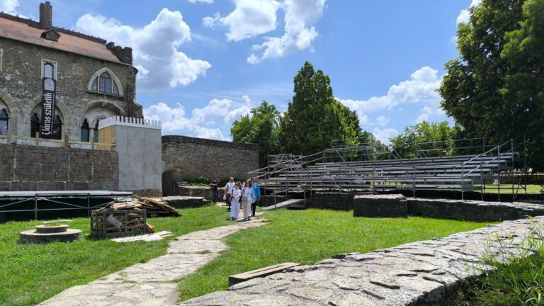 Újra zajlanak a munkálatok a Tatai-várban Fotó: GDV / Forrás: 24 Óra