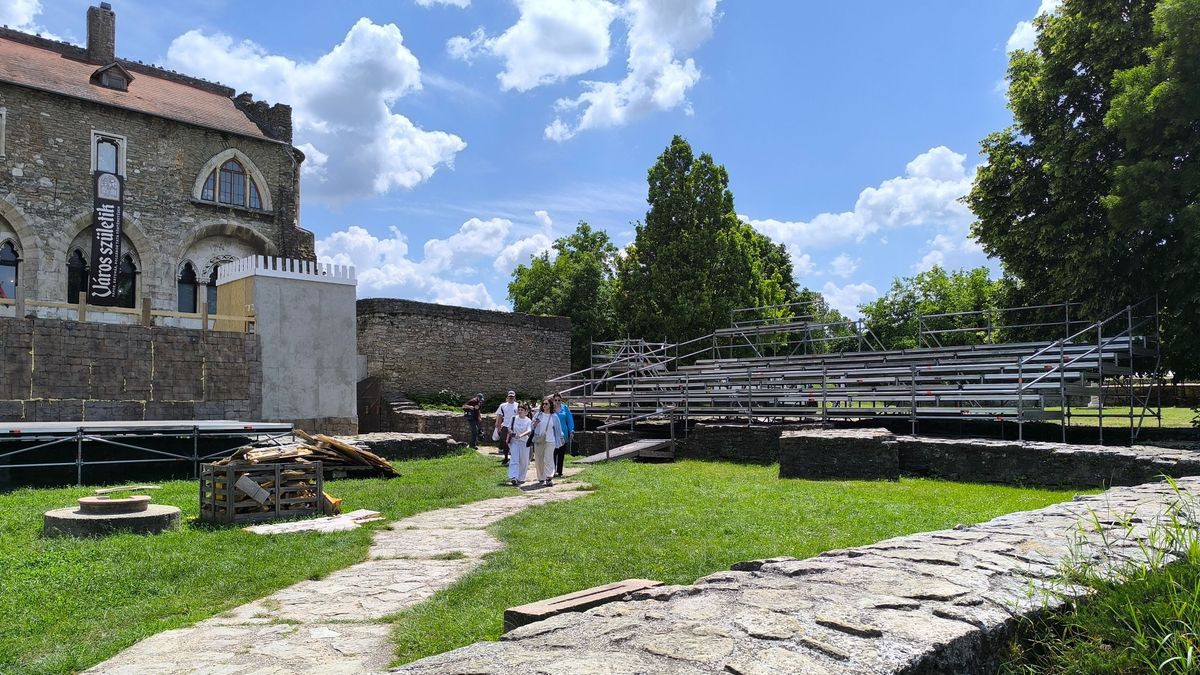 Újra zajlanak a munkálatok a Tatai-várban Fotó: GDV / Forrás: 24 Óra