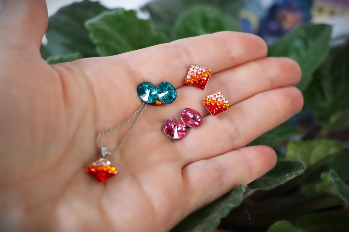 Mennyire népszerű a Swarovski kristályékszer? Akár eredeti, akár swarovski üvegből készül, mindig mutatós ez a fülbevaló. Fotó: Mozsár Eszter / Zalai Hírlap