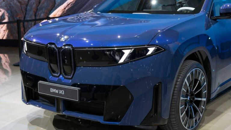 Az iX3 az első olyan Neue Klasse jármű, amely a BMW debreceni üzemében készül Fotó: APA-PictureDesk via AFP / Forrás: vilaggazdasag.hu