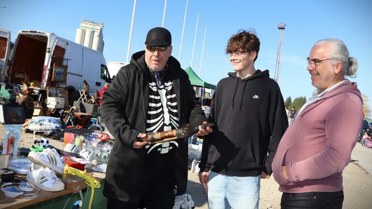 A szombati zalaegerszegi bolhapiac sok érdeklődőt vonzott. Szőke Róbert dél-amerikai ritkaságot mutat Veres Adorjánnak és édesapjának, Józsefnek. Fotó: Mozsár Eszter / Zalai Hírlap