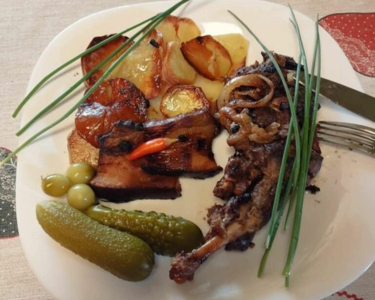 Sült borz és más borzételek készülnek advent első hétvégéjén a Bakonyban, egy gyakorlott borzevő fogja majd a fakanalat. Forrás: olvasó, Lippert Ferenc