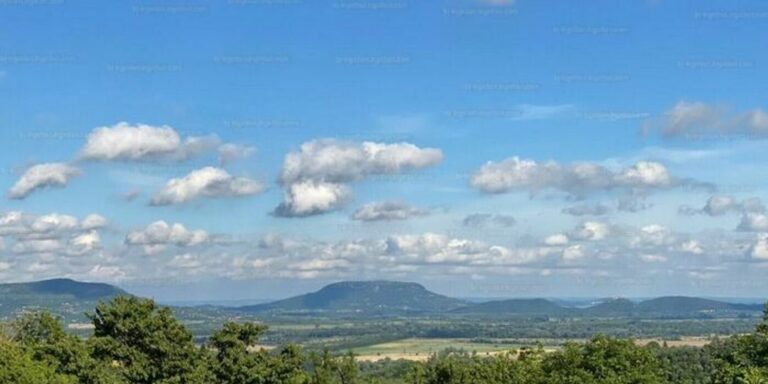 A lesenceistvándi örökpanorámás ingatlan egyedülálló kilátást nyújt a Balatonra.