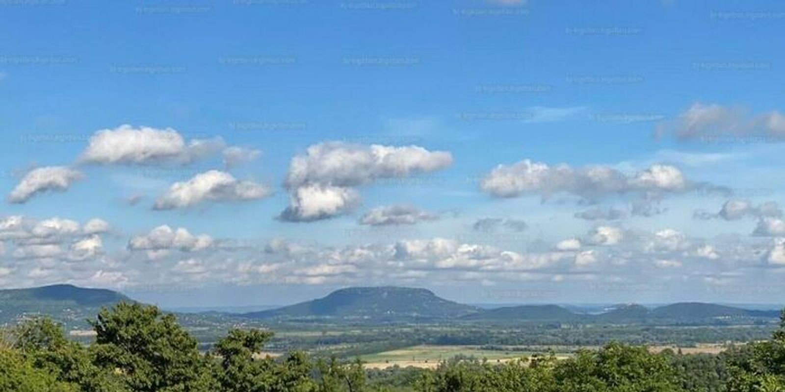 A lesenceistvándi örökpanorámás ingatlan egyedülálló kilátást nyújt a Balatonra.