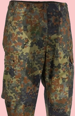 "Berlini tudósítónk jelzése alapján pályázat készült az X és Y generációs, sorozott katonák új egyenruhájának tervezésére..."