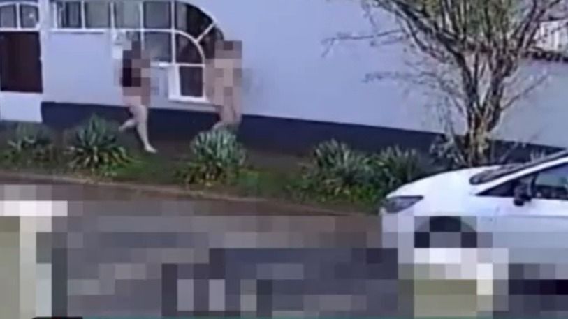 Futva menekült gyermekével a két meztelen ember, amikor meghallották a szirénát Forrás: RTL/Képernyőkép