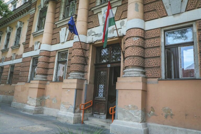 A fenyegetés miatt a Miskolci Törvényszék és Miskolci Járásbíróságnak helyt adó épületet lezárták, 107 főt kellett kimenekíteni Forrás: MW-archív