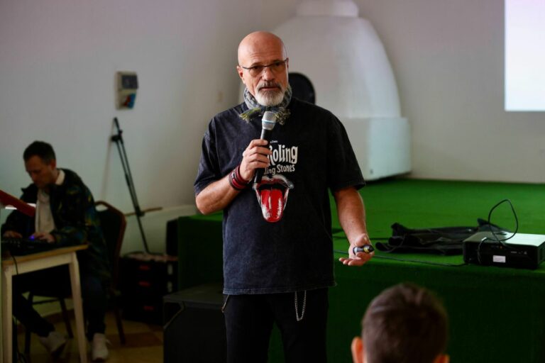 Dr. Zacher Gábor vizslási drogprevenciós előadásán kiemelte, hogy az „okos és bölcs felnőttek” ebben a világban a „betelepültek”, a fiatalok az „őslakosok” Fotó: Lorkó Dávid / Forrás: Nool.hu