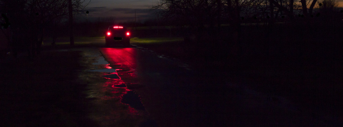 A két gyerek csak áll kézenfogva és nézi a kocsi távolodó hátsó lámpáit.