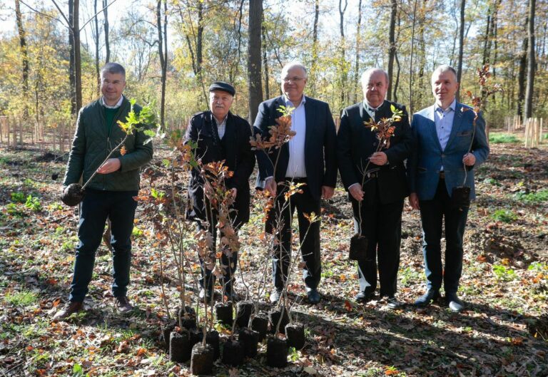 Erdősítéssel vették fel a harcot a klímaváltozással szemben: Ágh Péter, Kondora István, dr. Fábián Attila, Zambó Péter és dr. Borovics Attila is elültetett egy-egy fát Fotó: Szendi Péter
