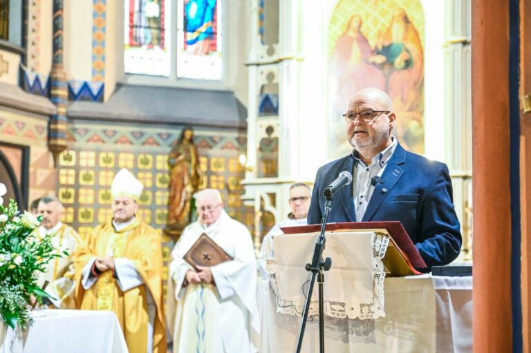 Elsőként Bordács József polgármester mondott köszöntőt a faddi római katolikus templom belső felújításáért tartott hálaadó szentmisén Fotó: Kiss Albert