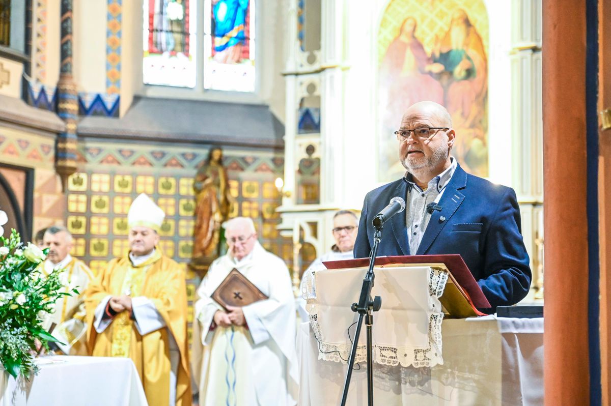 Elsőként Bordács József polgármester mondott köszöntőt a faddi római katolikus templom belső felújításáért tartott hálaadó szentmisén Fotó: Kiss Albert