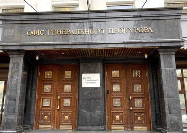 A házkutatások során katonai típusú fegyvereket foglaltak le náluk — egy gépkarabélyt, egy géppisztolyt, több mint 2 ezer töltényt, gránátokat, gránátvető-tölteteket és egy rakétát tartalmazó konténert.