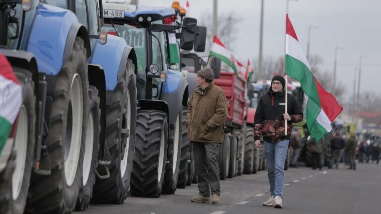 Tavaly februárban Záhonynál tiltakoztak a gazdák az ukrán gabonabehozatal ellen, most újra készek utcára menni, a NAK és a Magosz is tiltakozik. Fotó: MW-archívum