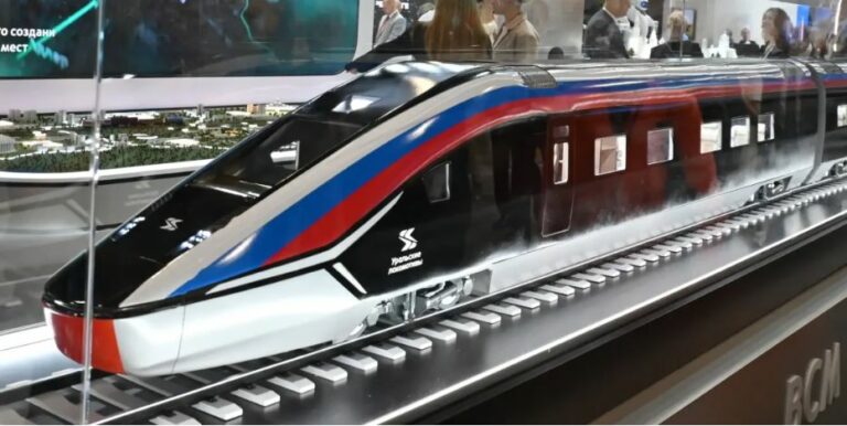 "A vonatok mozgását a teljesen hazai fejlesztésű Orosz Vonatforgalom-irányítási és Biztonsági Rendszer (RSZUDP) felügyeli majd..."