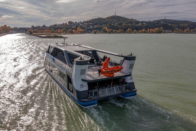 A balatoni hajózás idei szezonjában az utasok egyik nagy kedvence egy új hajó, a Tomaj katamarán volt Forrás: bahart.hu