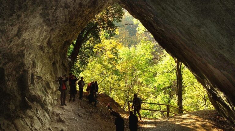 A szilvásváradi Istállós-kői-barlang a Magyar Értéktár részévé vált. Tizenhat méter magas bejáratával igen népszerű látványosság, azonban kevesen tudják, hogy valószínűleg nem lakóhelyként használták az ősemberek. Fotó: Jászai Csaba