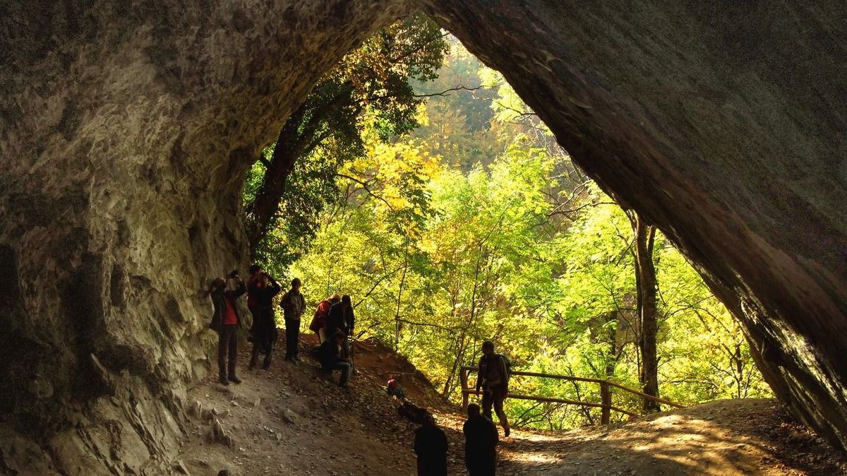 A szilvásváradi Istállós-kői-barlang a Magyar Értéktár részévé vált. Tizenhat méter magas bejáratával igen népszerű látványosság, azonban kevesen tudják, hogy valószínűleg nem lakóhelyként használták az ősemberek. Fotó: Jászai Csaba