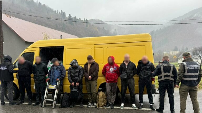 "...a Tisza folyón keresztül hagyták volna el az országot..."