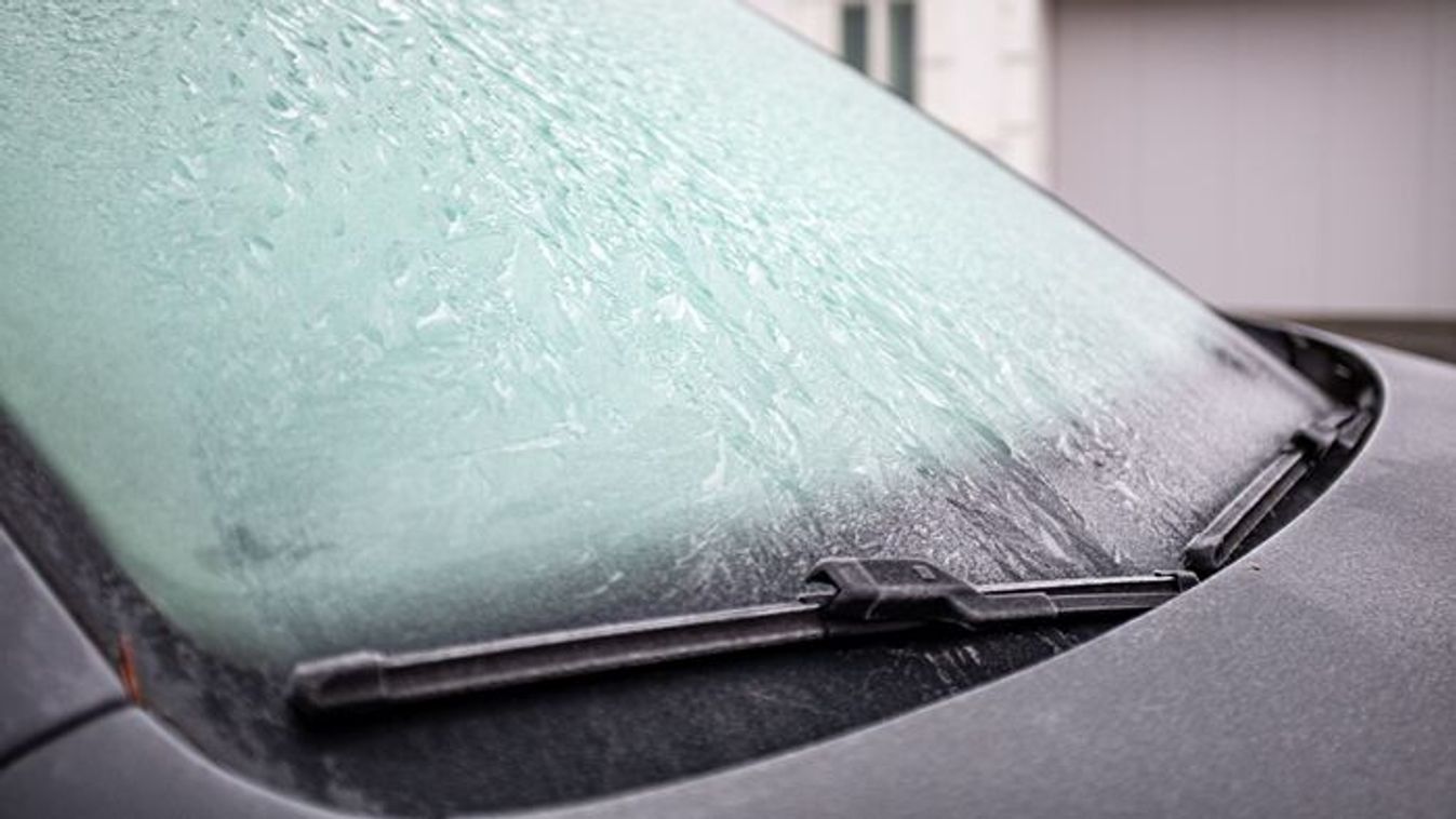 A lefagyott ablaktörlő lapát könnyen rongálódik, ha rosszul kezeljük, pedig néhány egyszerű lépéssel biztonságosan feloldható a jég. Fotó: Max Pelikan / Forrás:  Shutterstock