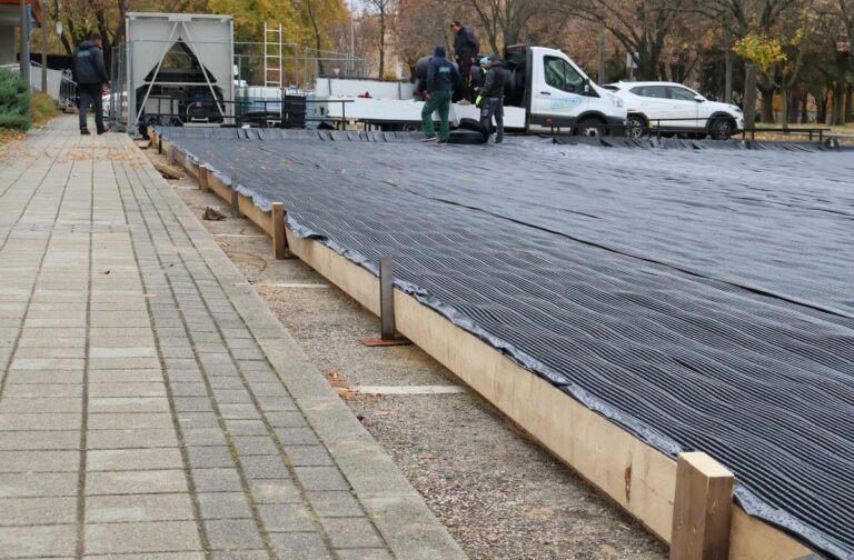 Épül a műjégpálya Pakson Fotó: Molnár Gyula