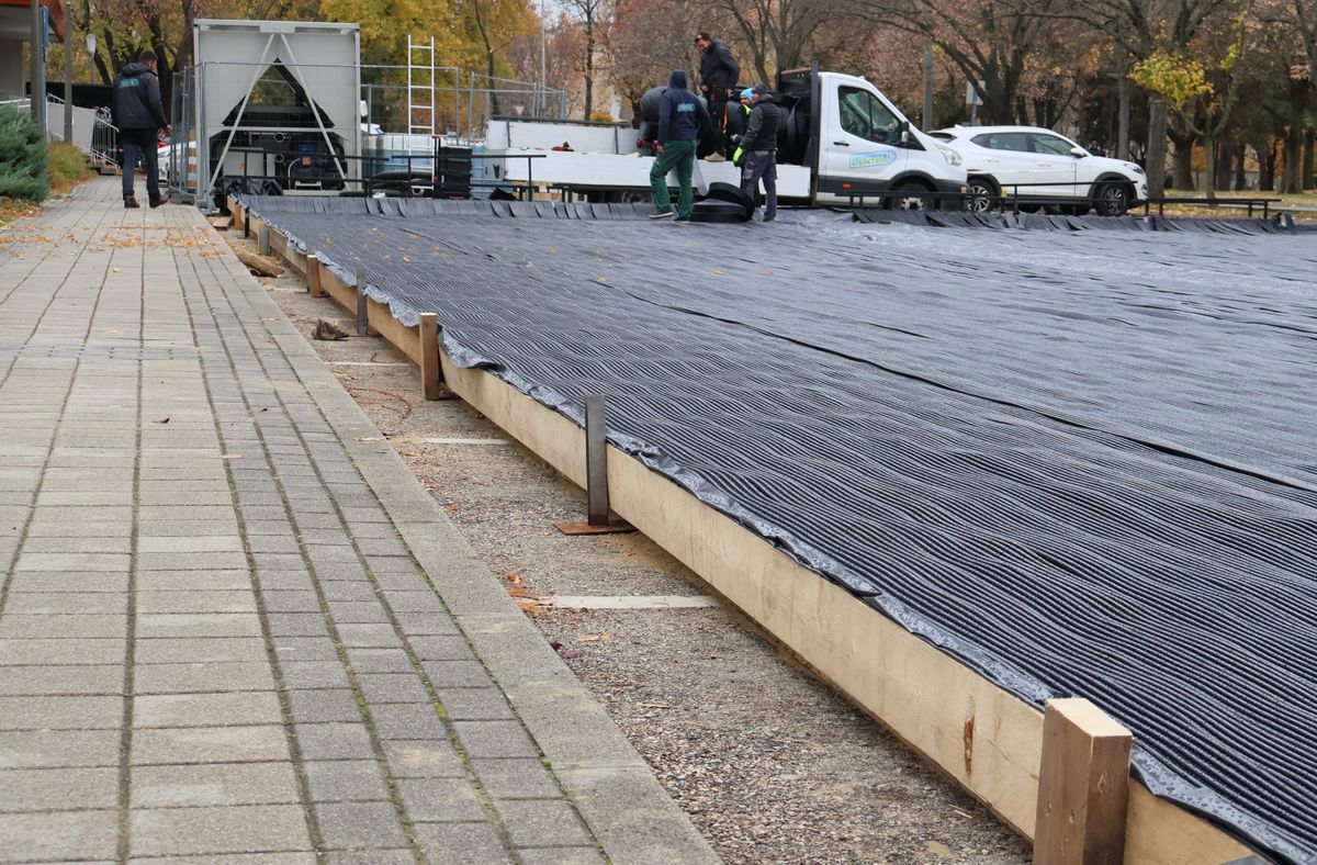 Épül a műjégpálya Pakson Fotó: Molnár Gyula