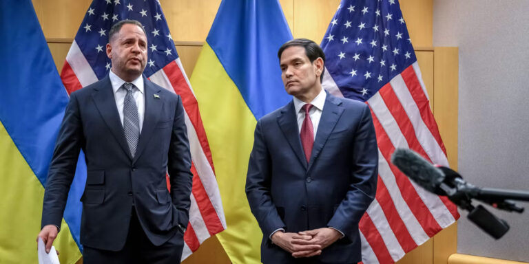 "Az elnök ugyanakkor jelezte: Ukrajna támogatja a békét, de nem minden áron. Emlékeztetett, hogy a korábban körvonalazott, 28 pontból álló amerikai béketerv több pontja szerinte nem tükrözi kellőképpen Ukrajna biztonsági igényeit..."