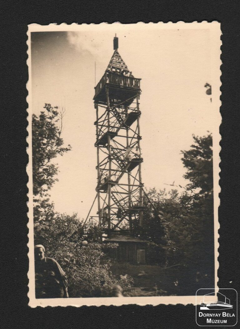 A Karancson felépített fakilátó 1929-ben Forrás: Dornyay Béla Múzeum fényképgyűjteménye