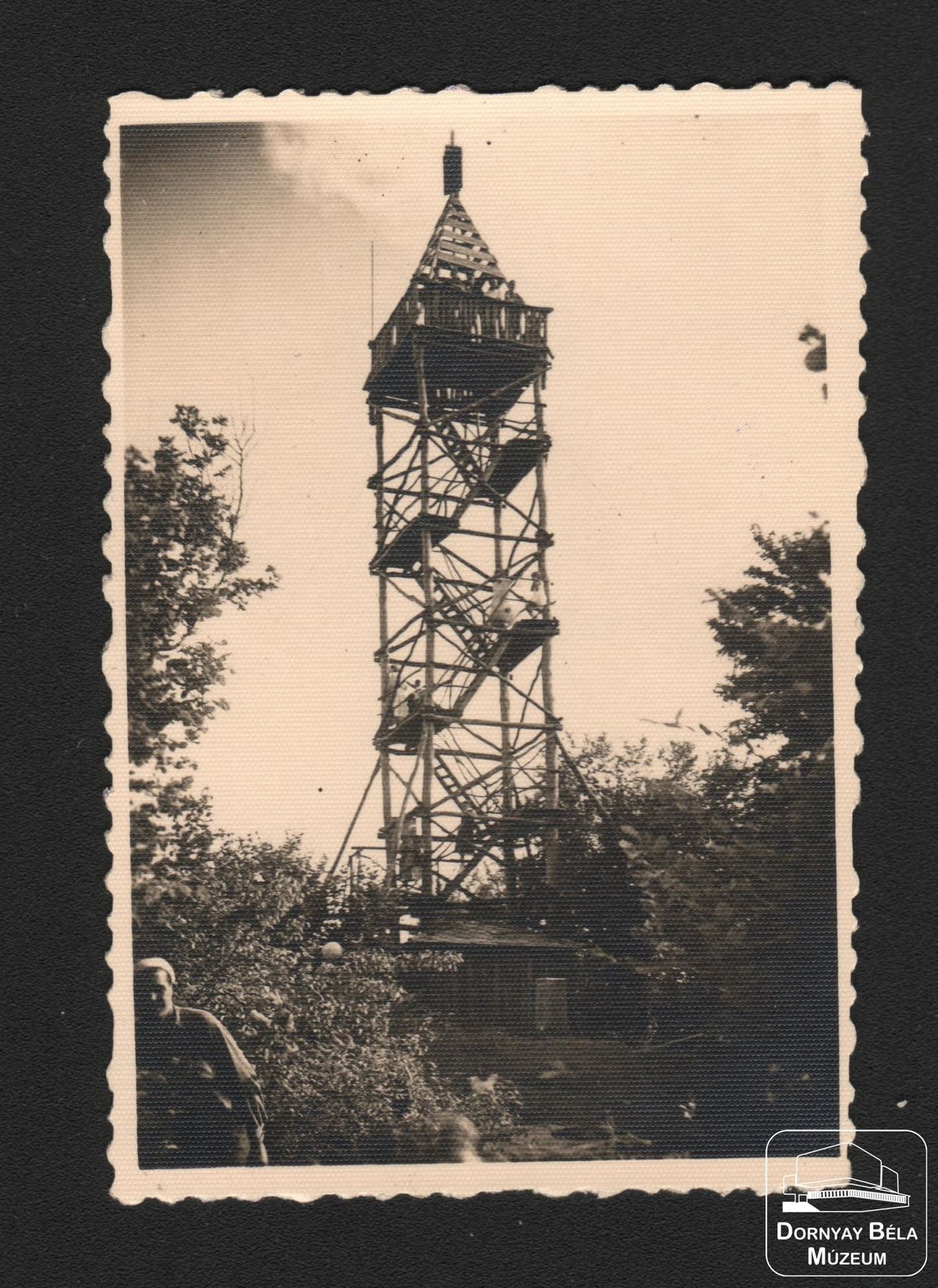 A Karancson felépített fakilátó 1929-ben Forrás: Dornyay Béla Múzeum fényképgyűjteménye