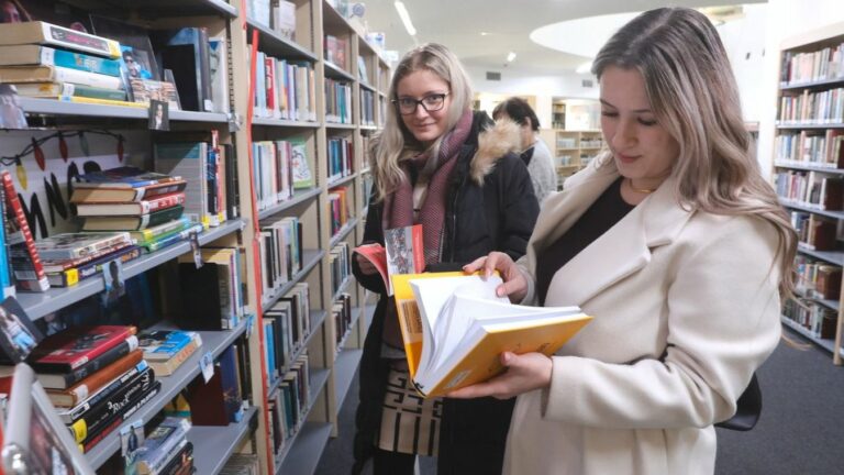 Be kell tárazni olvasnivalókból a Tudásközpontban Fotó: Laufer László