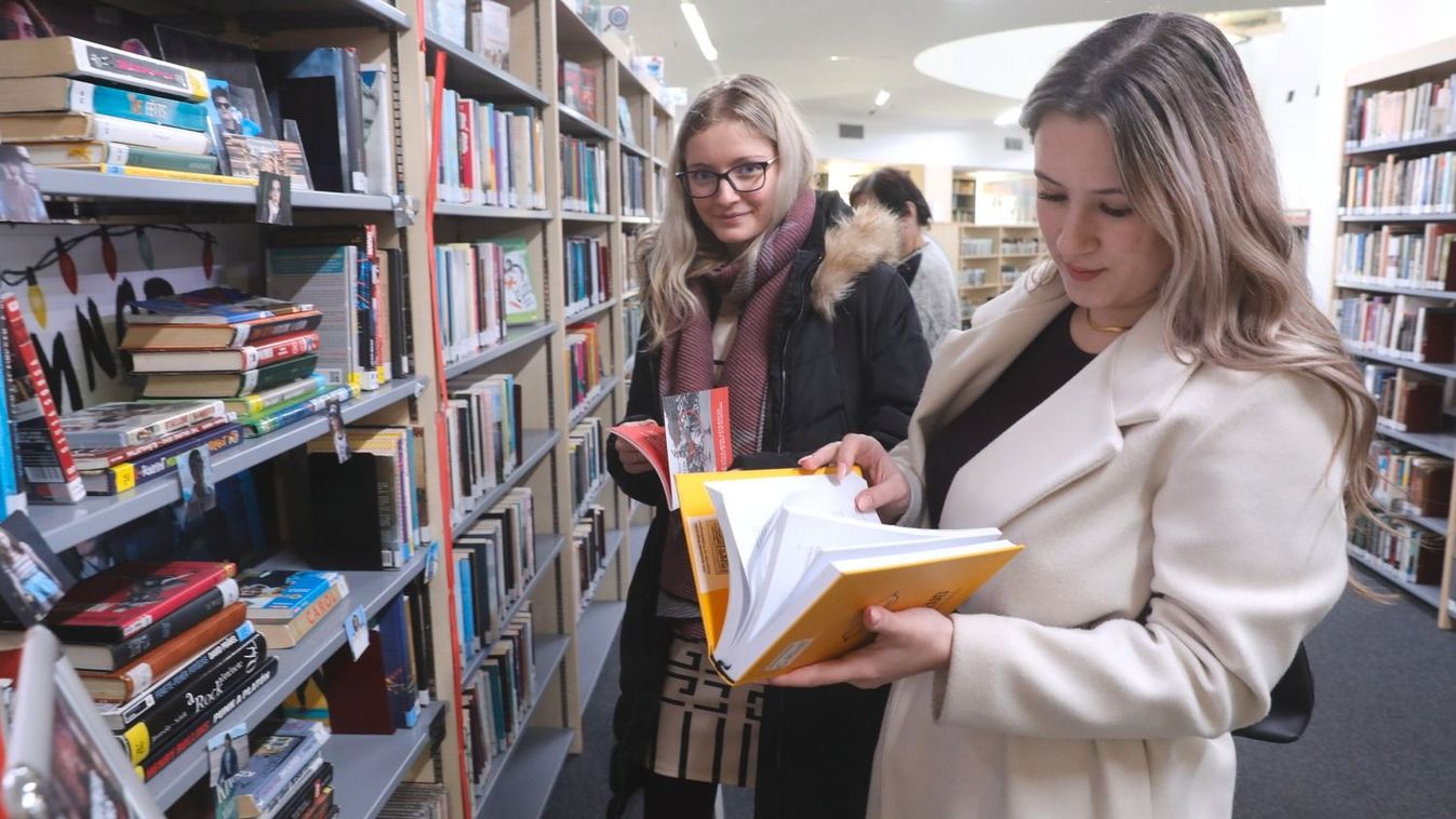 Be kell tárazni olvasnivalókból a Tudásközpontban Fotó: Laufer László