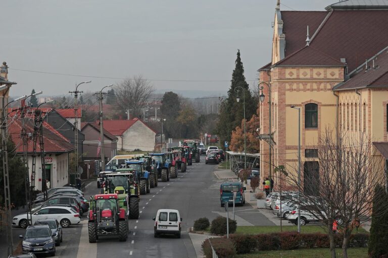 Száznegyven éves a szakképzés Körmenden: traktoros felvonulás indította a hétfőt: 15 jármű vonult jó hangulatban. Fotó: Jámbori Tamás