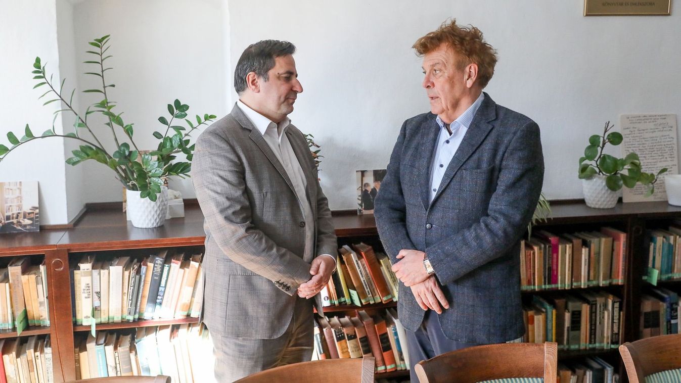 Dr. Deli Gergely és Miszlivetz Ferenc az iASK könyvtárában. Fotó: CSEH GABOR