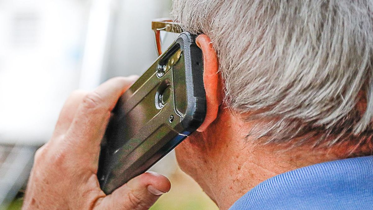 Egyre gyakoribb a nyugdíjas csalás: az esztergomi férfinél idegen férfi jelent meg, és engedély nélkül körbejárta az otthonát Forrás: Shutterstock