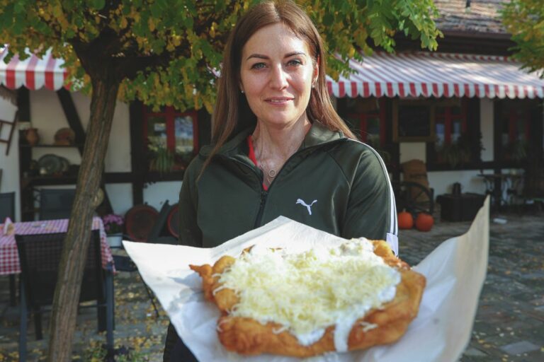 A legolcsóbb lángos: a kübekházi lángos olcsóságának titka, hogy a polgármester, édesanyja és egy képviselő sütik társadalmi munkában. Fotó: Karnok Csaba