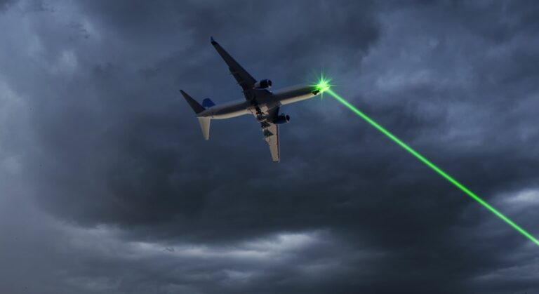 A lézerfény használata nem gyerekes csíny: bizonyos esetekben komoly következményei lehetnek Forrás: Illusztráció/Shutterstock