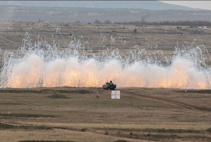 A táblákon felirat jelzi, hogy tilos és veszélyes a gyakorló és lőtér területére belépni, mivel a fel nem robbantott gránátok és lőszerek bármikor működésbe léphetnek Fotó: Fülöp Ildikó/Napló