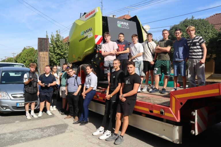 A mezőgazdasági munkagépek egyike a diákokkal. Fotó: Szabó Imre