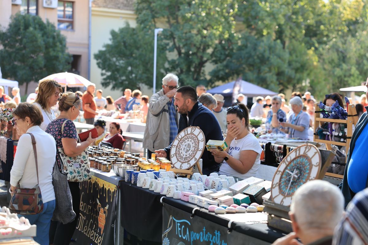 A szekszárdi termelői élménypiac a Piactéren, mindig sok érdeklődőt vonz, november 9-én ismét megrendezik Forrás: Makovics Kornél /Tolnai Népújság