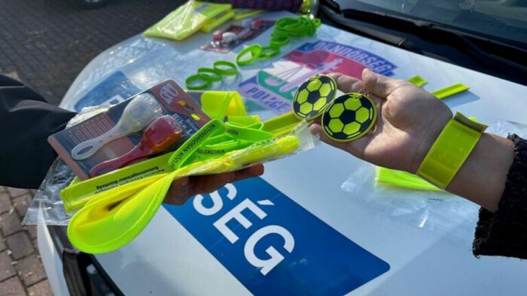 A közlekedésbiztonsági akció fényvisszaverő mellényeket, karpántokat, kerékpárra szerelhető lámpákat osztottak a rendőrök Forrás: Komárom-Esztergom vármegyei rendőrség