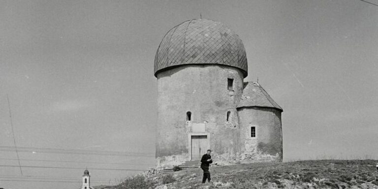 Ilyen volt, ilyen lett a sziklán álló koronaforma a Bakonyban (videó) MÚLTIDÉZŐ