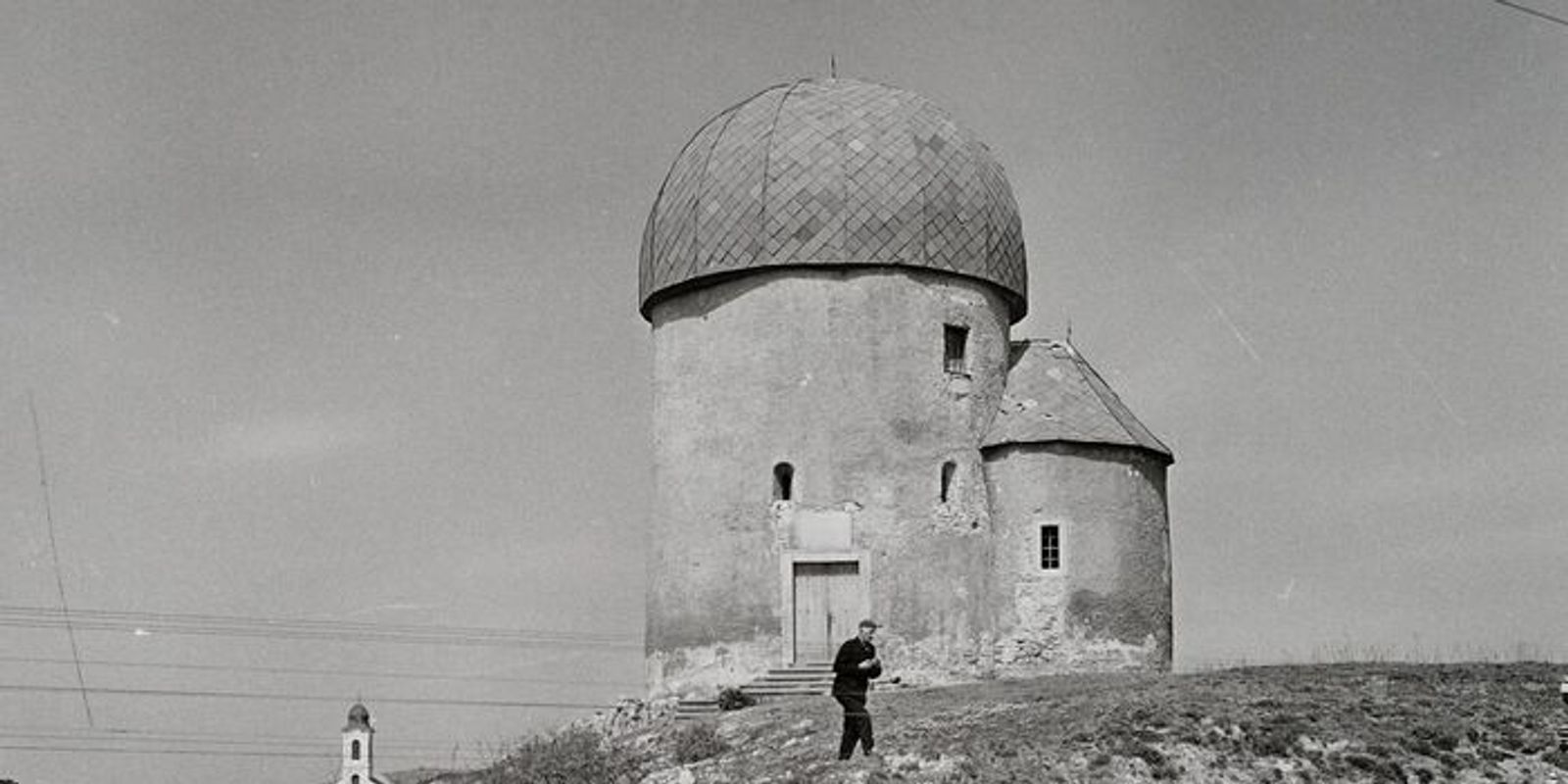 Ilyen volt, ilyen lett a sziklán álló koronaforma a Bakonyban (videó) MÚLTIDÉZŐ