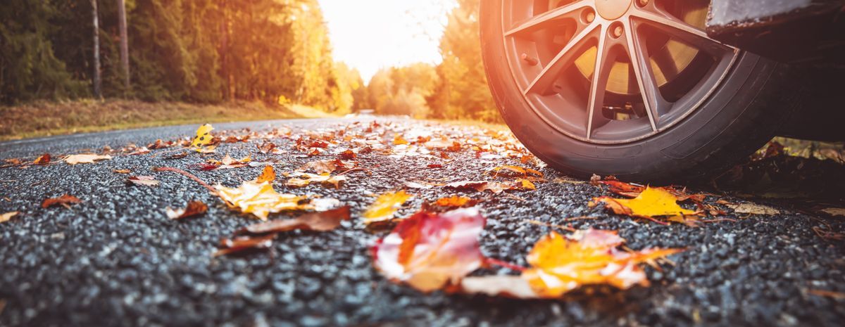 A téli abroncsra való váltás az egyik alapja az őszi csúszós úton vezetés biztonságos megteremtéséhez a vezetéstechnikai oktató szerint. Fotó: Shutterstock