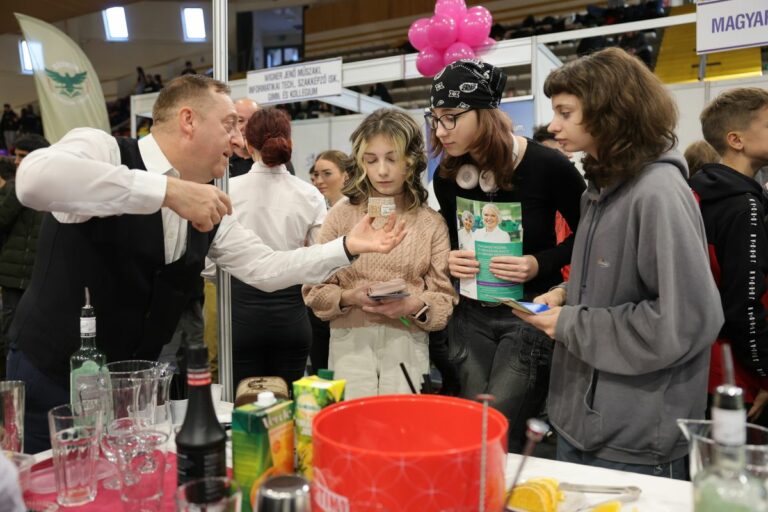 Sok diák érdeklődött az esemény iránt Fotó: Huszár Márk