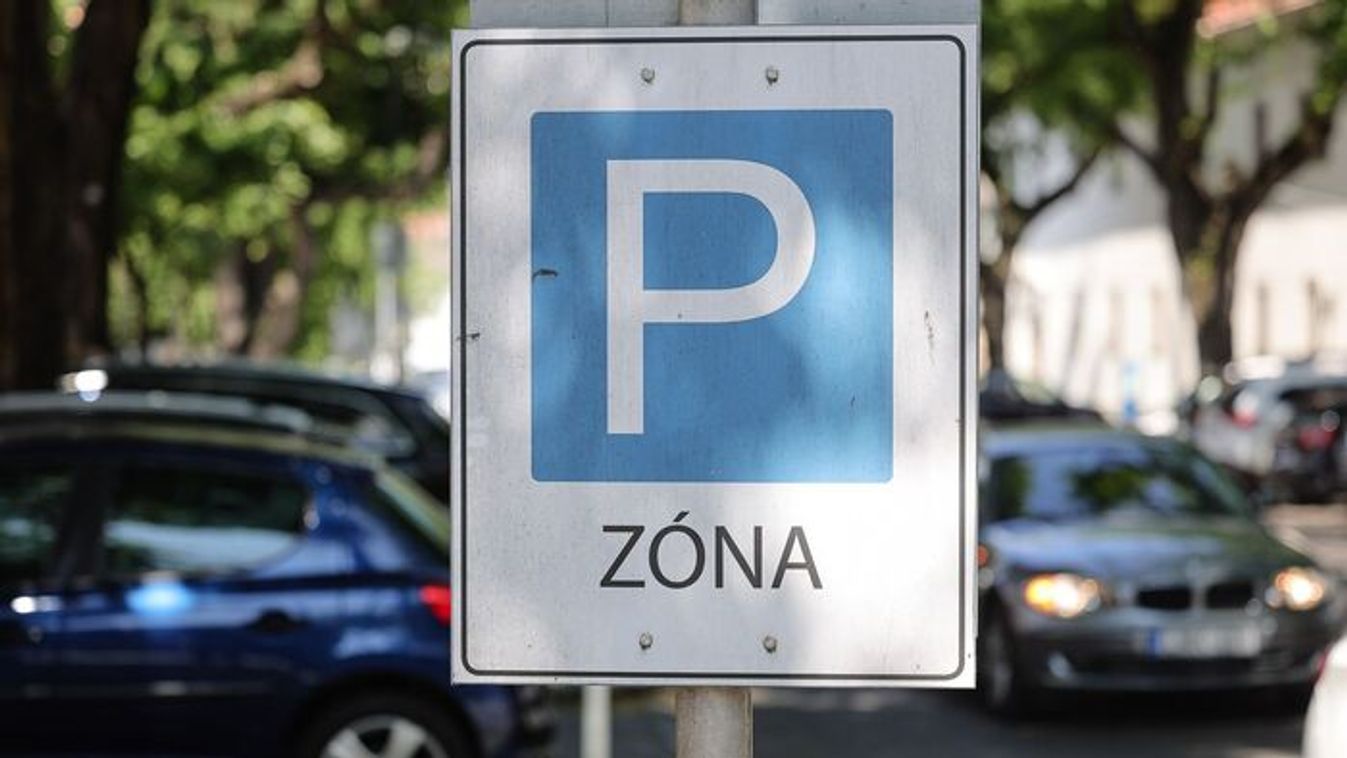 "A parkolás szabályainak betartását is ellenőrzik a rendőrök..."