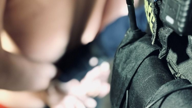 Vége a fogságnak, a hajdú-bihari rendőrök őrizetbe vettek egy férfit, aki a gyanú szerint prostitúcióra kényszerítette élettársát Pocsajon Forrás: police.hu