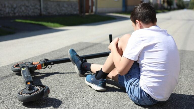 Egyre gyakoribb rolleres balesetek során is a Nógrád vármegyei mentők segítenek. Forrás: MW / archív / illusztráció