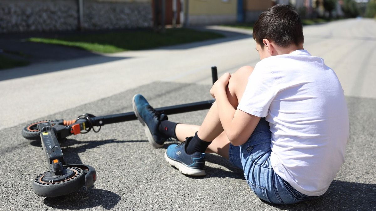 Egyre gyakoribb rolleres balesetek során is a Nógrád vármegyei mentők segítenek. Forrás: MW / archív / illusztráció