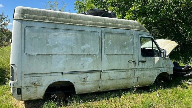 Az otthoni autószerelés akkor is jogsértő lehet, ha a félig szétszedett jármű hónapokig áll a kertben Forrás: police.hu