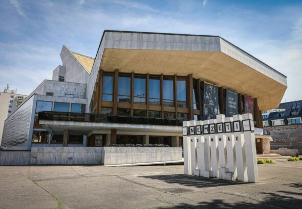 Különösen fájó, hogy így néz ki a győri színház előtti II. János Pá pápa tér. Fotó: Kisalföld-archívum
